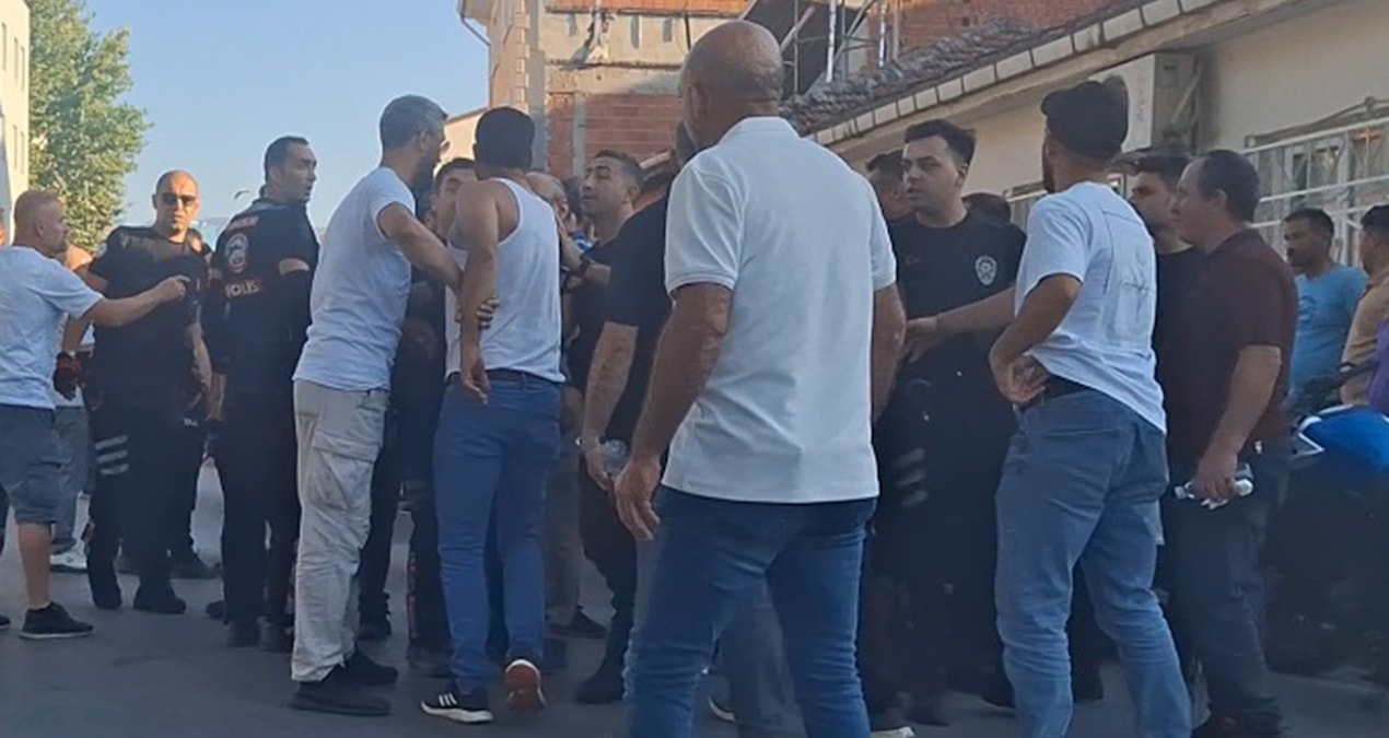 Mahalleli birbirine girdi: Yaralılar var